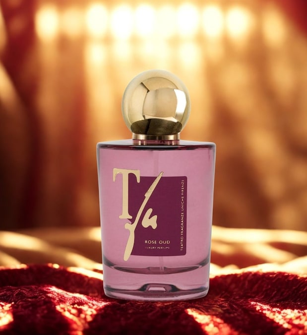 Rose Oud di Teatro Fragranze Uniche nasce dall’incontro intenso tra la delicatezza vellutata della Rosa Damascena e la profondità dell’Oud. Le note di testa intrecciano rosa, pepe rosa, noce moscata e chiodi di garofano, creando un’apertura speziata e luminosa. Nel cuore, zafferano, gelsomino, geranio, mirra e opoponax aggiungono calore e sensualità resinosa. Sul fondo, oud, patchouli, sandalo, cedro e muschio costruiscono una scia intensa, avvolgente e persistente.
