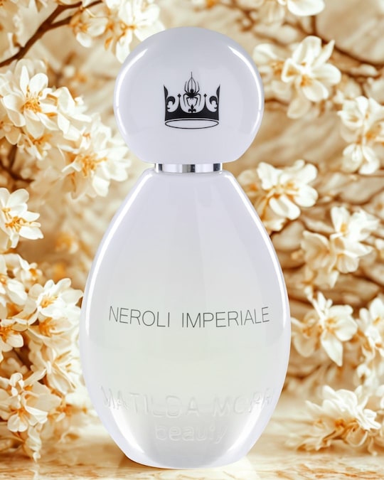 NEROLI IMPERIALE di Matilda Morri Beauty veste la pelle come un’elegante armatura invisibile. Raffinata, luminosa e intensa. I fiori d’arancio e il bergamotto aprono la composizione con freschezza, mentre nel cuore sbocciano neroli, gelsomino e orchidea, in un equilibrio avvolgente. Sul fondo il legno di cedro, ylang-ylang e sandalo donano profondità e carattere.