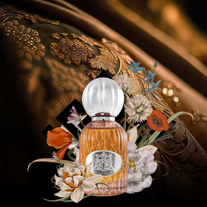 Vestis di Les Folies du Parfum è un extrait de parfum sensuale e magnetico. Pepe nero, clementina e zenzero aprono la fragranza con accenti speziati, mentre nel cuore sbocciano rosa, peonia, lillà, ylang-ylang e orchidea, in un bouquet floreale opulento e femminile. Sul fondo, vaniglia bruciata, muschio, oud, ambroxan e legno di cashmere creano una scia calda e intensa.