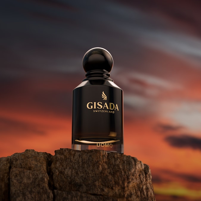 UOMO di Gisada unisce freschezza, intensità e sensualità in una composizione elegante. L’apertura sorprende con fragola, limone italiano, albicocca essiccata e davana. Nel cuore, rosa, gelsomino e legno di cedro incontrano le sfumature calde del labdano al miele. Sul fondo, ambra grigia, muschio, suede, patchouli e oud creano una scia avvolgente. Una fragranza sofisticata e persistente, pensata come una vera firma olfattiva.