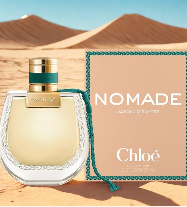 Nomade Jardind’Égypte di Chloé, un viaggio olfattivo che attraversa la luce dorata dell’Egitto. La fragranza intreccia note verdi e luminose con la profondità misteriosa del kyphi, l’antico incenso. Fiori di cassia, datteri, fico, cannella, sandalo e mirra danno vita a una composizione intensa, calda e vibrante, che evoca un giardino rigoglioso immerso nel sole egiziano.