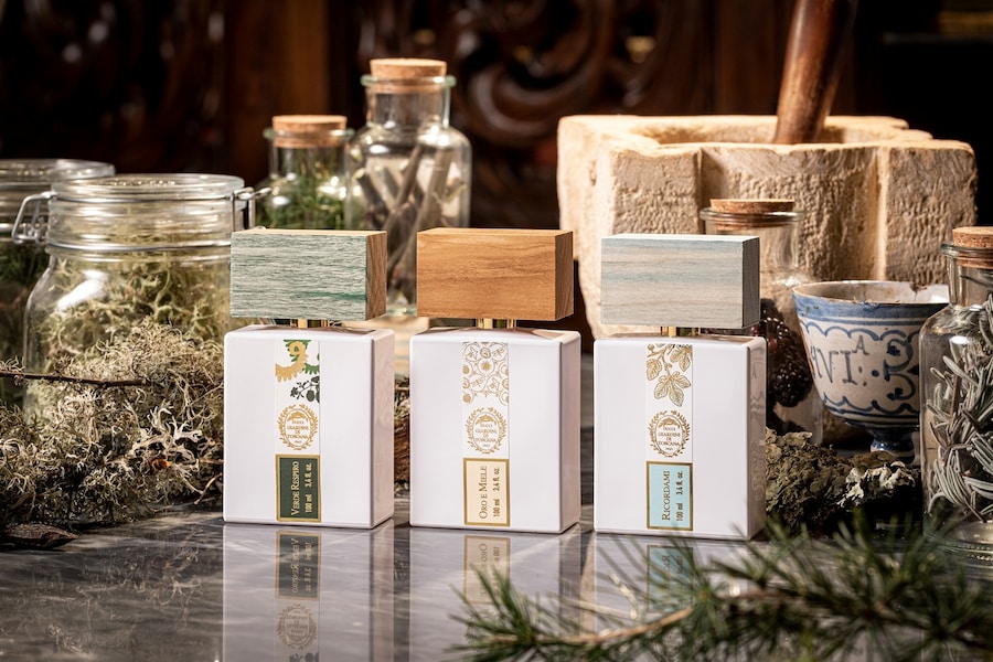 La nuova trilogia di Giardini di Toscana interpreta bellezza, memoria e natura attraverso composizioni intense e contemporanee. Oro e Miele avvolge con note gourmand poudré di miele, vaniglia, iris e sandalo, raccontando una sensualità luminosa. Ricordami esplora il mondo degli affetti con accordi verdi, foglia di fico, magnolia e legni eleganti, lasciando una scia delicata ma persistente. Verde Respiro, unisce bergamotto, mora, lavanda e patchouli in una fragranza aromatica e rilassante, pensata come un respiro nella natura.