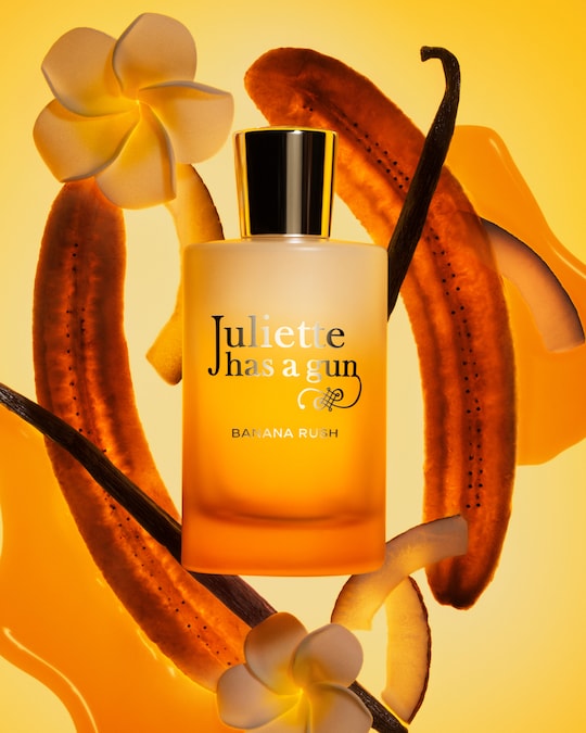 Banana Rush di Juliette Has a Gun, una fragranza gourmand e solare che si apre con banana matura e sciroppo d’acero, evolve in un cuore cremoso di cocco e frangipani e si chiude con vaniglia e sandalo. Un profumo caldo, avvolgente e luminoso, che trasforma la dolcezza in un’esperienza sensuale .