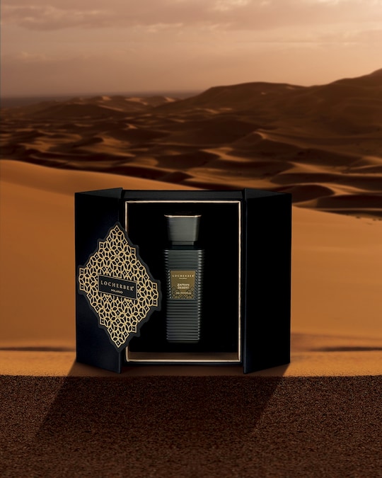 Zafran Desert di Locherber Milano è un viaggio olfattivo tra dune dorate, spezie preziose e il fascino magnetico del Medio Oriente. Lo zafferano incontra rosa tea, oud, patchouli, ambra grigia e sandalo in una composizione intensa e calda. La fragranza è raccolta nei flaconi Skyline Collection: vetro nero opaco lavorato a mano, dettagli dorati e richiami all’architettura mediorientale. Disponibile anche in Eau de Parfum Intense e candela.