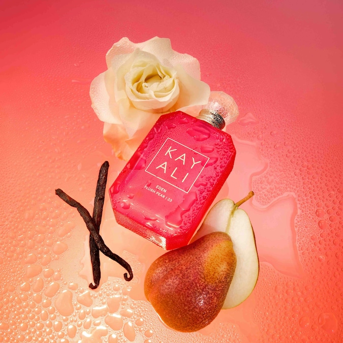 Eden Sweet Peach | 35 e Eden Plush Pear | 23 di KAYALI Mona Kattan aggiunge due nuove fragranze alla sua collezione Eden e trasforma la frutta in un’esperienza olfattiva luminosa e feel-good .Eden Sweet Peach | 35 è golosa, vellutata e solare: pesca dolce, mela rossa e bergamotto incontrano un cuore floreale di fresia, gelsomino e frangipani. Eden Plush Pear | 23 gioca su sfumature più morbide e luminose, con pera succosa, mandarino e bergamotto che si fondono con gardenia, fiori d’arancio.