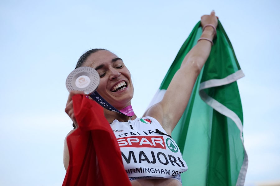 Atletica leggera - Campionati europei di atletica leggera - Alexander Stadium, Birmingham, Gran Bretagna - 11 agosto 2026 La medaglia di bronzo italiana Micol Majori festeggia dopo la finale dei 5000 m femminili (REUTERS/Andrew Boyers)