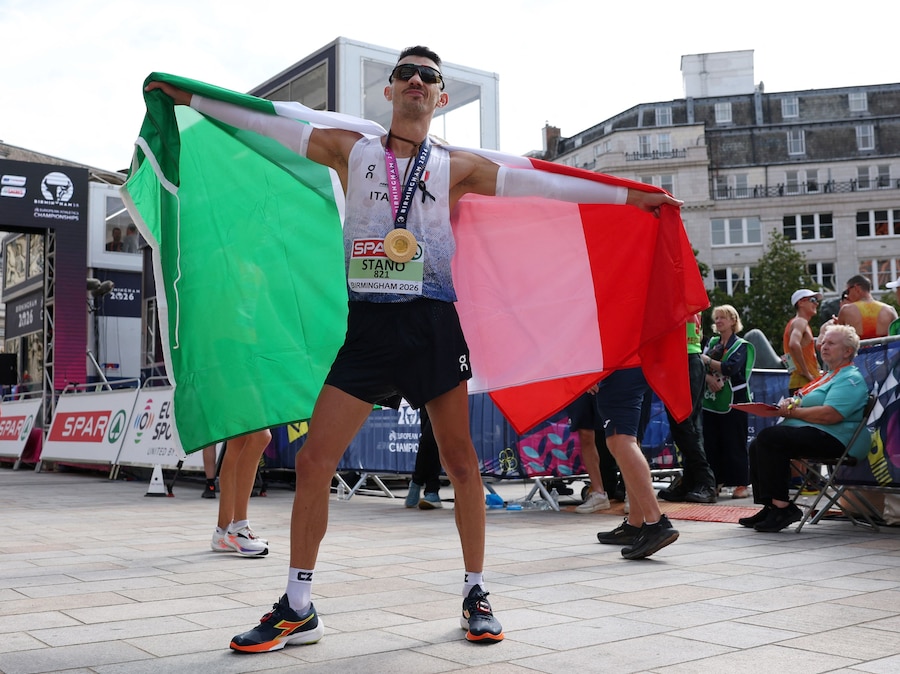 Campionati europei di atletica leggera - Birmingham - 15 agosto 2026 - L'italiano Massimo Stano esulta dopo aver vinto la medaglia d'oro nella marcia maschile. (REUTERS/Andrew Boyers)