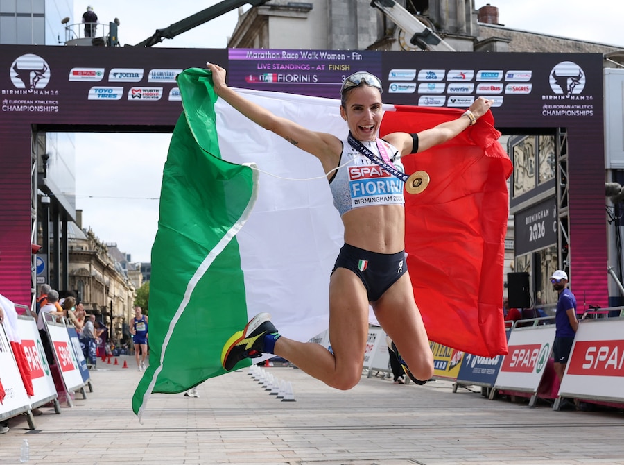 Campionati europei di atletica leggera - Birmingham - 15 agosto 2026 - L'italiana Sofia Fiorini esulta dopo aver vinto la medaglia d'oro nella marcia femminile. (REUTERS/Andrew Boyers)