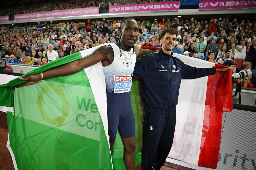 Campionati europei di atletica leggera - Birmingham - 15 agosto 2026 - L'italiano Andy Diaz Hernandez esulta dopo aver conquistato la medaglia d'oro nella finale del salto triplo maschile. Al suo fianco la medaglia di bronzo Andrea Dallavalle, terzo classificato. (REUTERS/Dylan Martinez)