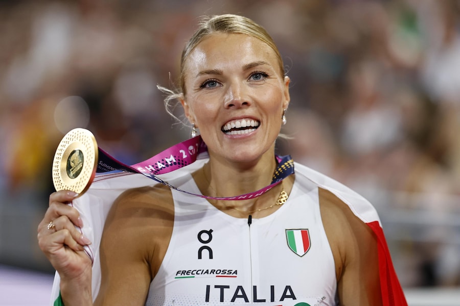 La medaglia d'oro italiana Dariya Derkach festeggia con la sua medaglia dopo aver vinto la gara di salto triplo femminile ai Campionati europei di atletica leggera di Birmingham 2026, a Birmingham, in Gran Bretagna, il 13 agosto 2026. (EPA/Tolga Akmen)