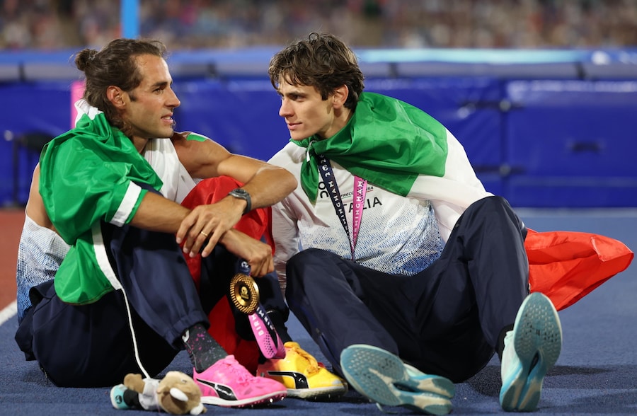 La medaglia d'oro Giancarlo Tamberi (a sinistra) e il connazionale Matteo Sioli, medaglia di bronzo, conversano dopo la finale del salto in alto maschile ai Campionati europei di atletica leggera, tenutisi a Birmingham, il 14 agosto 2026. (EPA/Adam Vaughan)