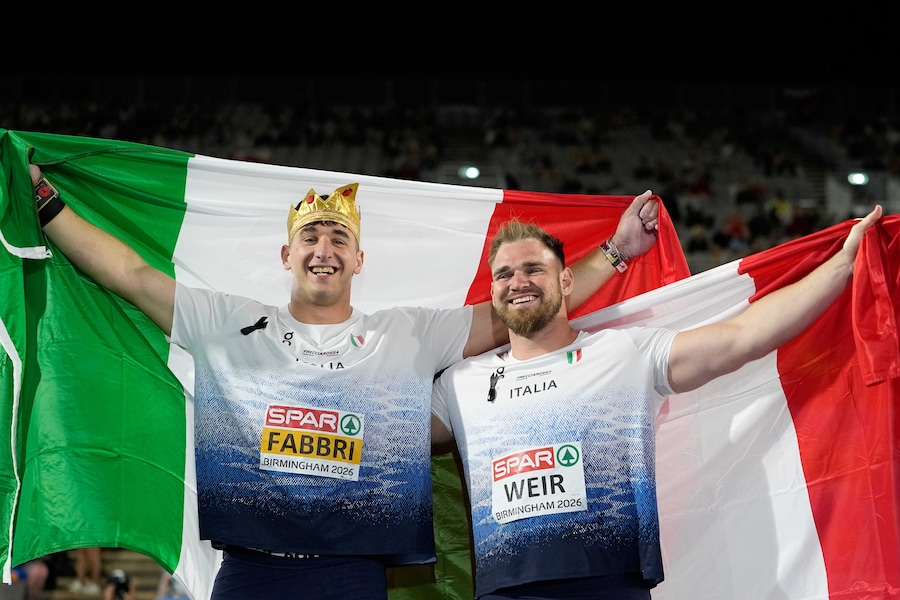La medaglia d'oro Leonardo Fabbri e la medaglia d'argento Zane Weir, entrambi italiani, posano dopo la finale del lancio del peso maschile ai Campionati europei di atletica leggera a Birmingham, in Inghilterra, lunedì 10 agosto 2026. (AP Photo/Matthias Schrader/Associate Press/ LaPresse/APS)
