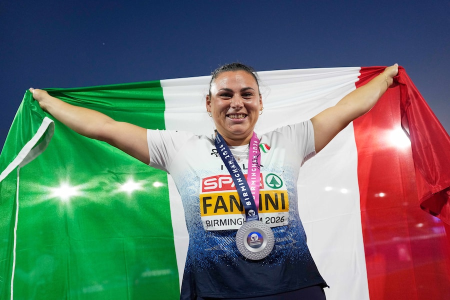 L'italiana Sara Fantini reagisce dopo essersi classificata seconda nella finale del lancio del martello femminile ai Campionati europei di atletica leggera a Birmingham, in Inghilterra, mercoledì 12 agosto 2026. (AP Photo/Matthias Schrader/APS)
