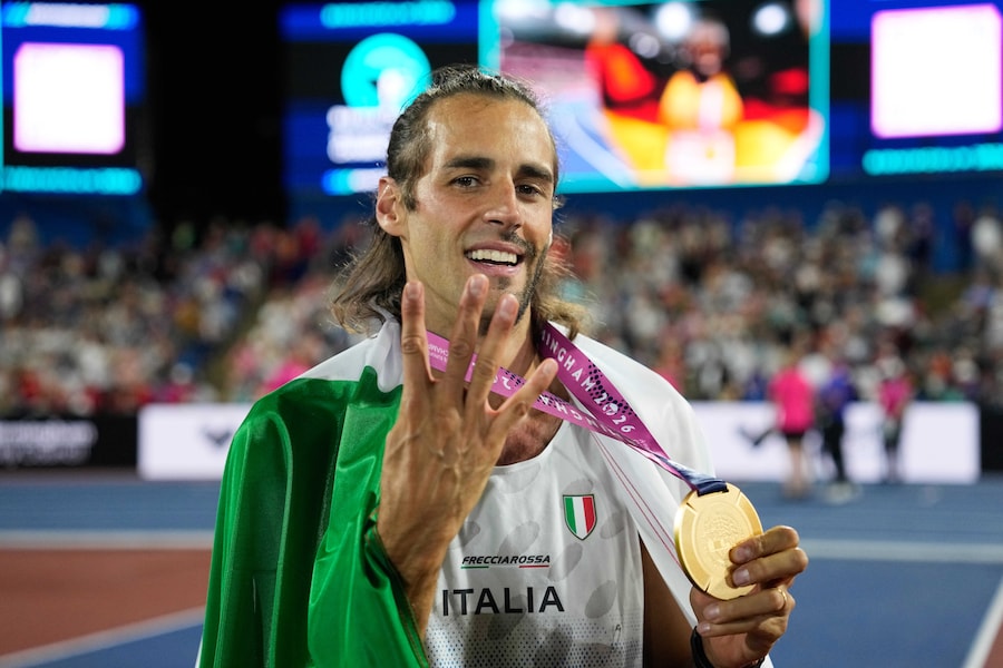 L'italiano Gianmarco Tamberi posa dopo aver vinto la medaglia d'oro nella finale del salto in alto maschile ai Campionati europei di atletica leggera a Birmingham, in Inghilterra, venerdì 14 agosto 2026. (AP Photo/Matthias Schrader/Associate Press/ LaPresse/APS)