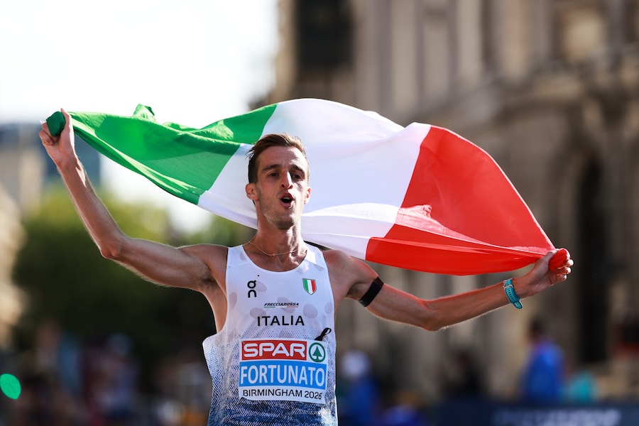 L'italiano Francesco Fortunato festeggia la conquista della medaglia d'argento nella mezza maratona di marcia maschile ai Campionati europei di atletica leggera di Birmingham, in Inghilterra, sabato 15 agosto 2026. (AP Photo/Morgan Harlow/Associate Press/ LaPresse/APS)