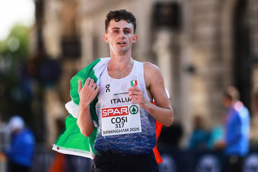 L'italiano Andrea Cosi festeggia dopo aver conquistato la medaglia di bronzo nella mezza maratona di marcia maschile ai Campionati europei di atletica leggera a Birmingham, in Inghilterra, sabato 15 agosto 2026. (AP Photo/Morgan Harlow/Associate Press/ LaPresse/APS)