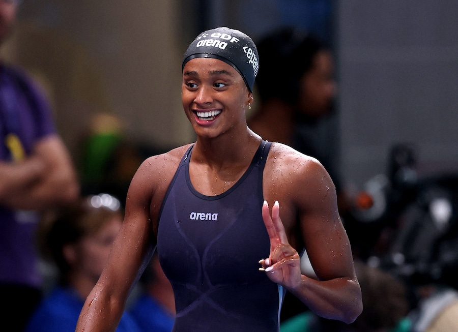 Nuoto - Campionati europei di nuoto - Centro acquatico di Parigi, Parigi, Francia - 13 agosto 2026 La medaglia d'oro italiana Sara Curtis festeggia la vittoria nella finale dei 50 m dorso femminili e il nuovo record mondiale stabilito. (REUTERS/Gonzalo Fuentes)