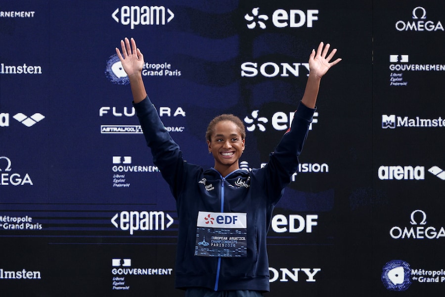 Nuoto - Campionati europei di nuoto - Centro acquatico di Parigi, Parigi, Francia - 13 agosto 2026 La medaglia d'oro italiana Sara Curtis festeggia sul podio dopo aver vinto i 50 m dorso femminili e aver stabilito un nuovo record mondiale. (REUTERS/Gonzalo Fuentes)