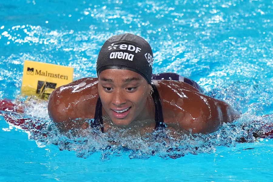 Sara Curtis, italiana, mentre conquista la medaglia d'oro e stabilisce il record mondiale nella finale dei 50 metri dorso femminili ai Campionati europei di nuoto di Parigi 2026, a Parigi, il 13 agosto 2026. (LAPRESSE/Spada/)