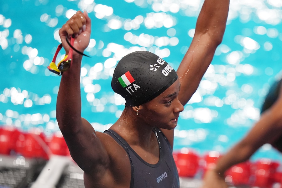Sara Curtis, italiana, mentre conquista la medaglia d'oro e stabilisce il record mondiale nella finale dei 50 metri dorso femminili ai Campionati europei di nuoto di Parigi 2026, a Parigi, il 13 agosto 2026. (LAPRESSE/Spada)