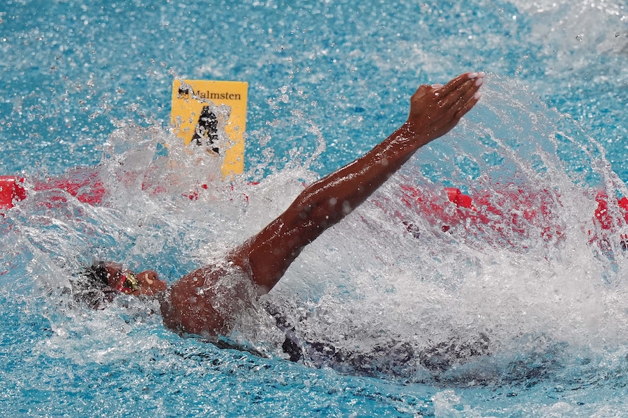 Sara Curtis, italiana, mentre conquista la medaglia d'oro e stabilisce il record mondiale nella finale dei 50 metri dorso femminili ai Campionati europei di nuoto di Parigi 2026, a Parigi, il 13 agosto 2026. (LAPRESSE/Spada)