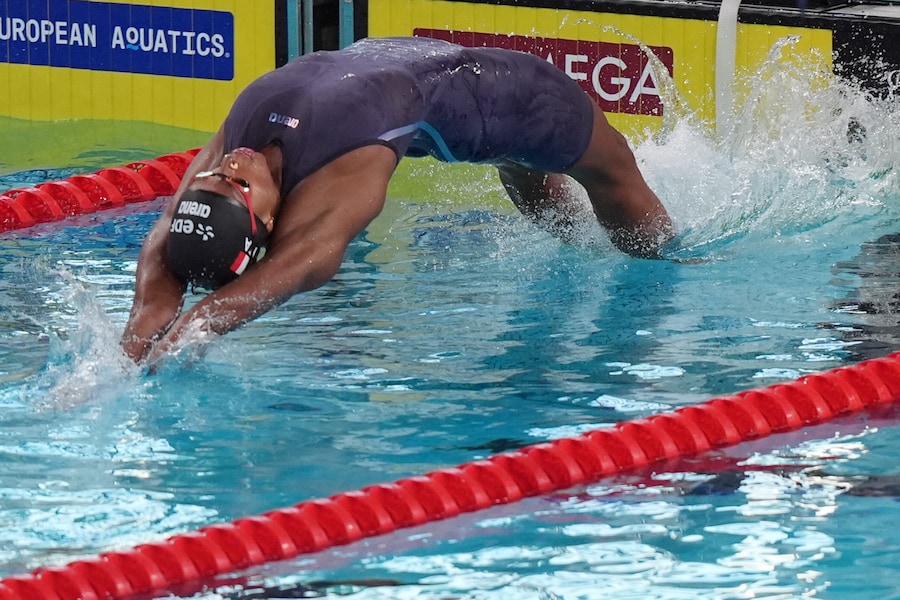 Sara Curtis, italiana, mentre conquista la medaglia d'oro e stabilisce il record mondiale nella finale dei 50 metri dorso femminili ai Campionati europei di nuoto di Parigi 2026, a Parigi, il 13 agosto 2026. (LAPRESSE/Spada)