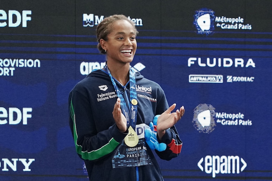 Sara Curtis sul podio con la medaglia d'oro dopo la finale dei 50 metri dorso femminili ai Campionati europei di nuoto di Parigi 2026, Parigi, 13 agosto 2026. (LAPRESSE/Gian Mattia D’Alberto)