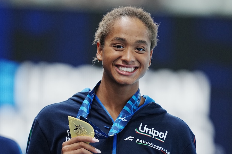 Sara Curtis sul podio con la medaglia d'oro dopo la finale dei 50 metri dorso femminili ai Campionati europei di nuoto di Parigi 2026, Parigi, 13 agosto 2026. (LAPRESSE/Gian Mattia D’Alberto)