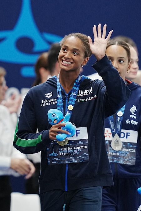 Sara Curtis, italiana, sul podio con la medaglia d'oro dopo la finale dei 50 metri dorso femminili ai Campionati europei di nuoto di Parigi 2026, Parigi, 13 agosto 2026. (LAPRESSE/Gian Mattia D’Alberto)