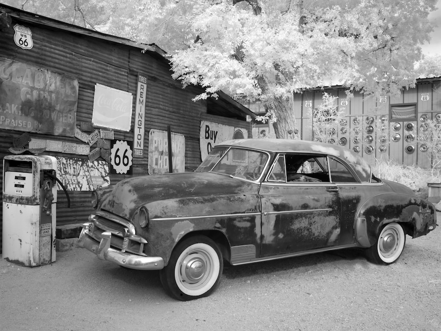 Route 66. Hackberry General Store, automobile e vecchia pompa di benzina