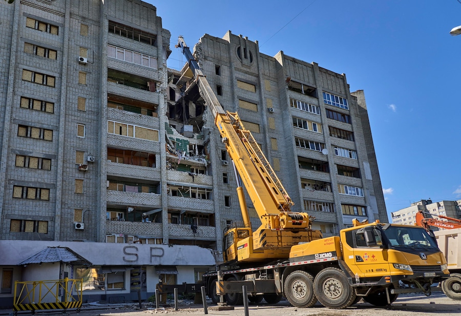 I soccorritori ucraini continuano a rimuovere le macerie sul luogo di un attacco russo contro un grattacielo residenziale nel centro di Kharkiv (EPA)