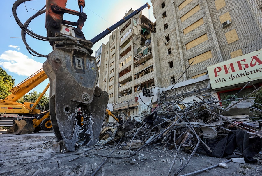 I soccorritori ucraini continuano a rimuovere le macerie sul luogo di un attacco russo contro un grattacielo residenziale nel centro di Kharkiv, in Ucraina, (EPA)