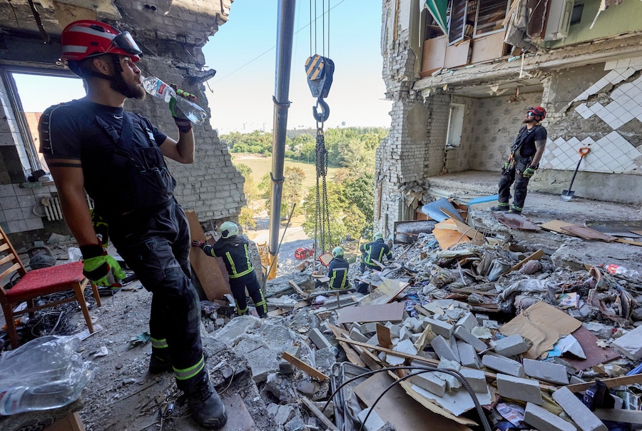 I soccorritori ucraini continuano a rimuovere le macerie sul luogo di un attacco russo contro un grattacielo residenziale nel centro di Kharkiv, in Ucraina (EPA)