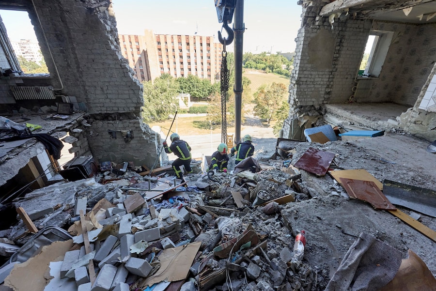 I soccorritori ucraini continuano a rimuovere le macerie sul luogo di un attacco russo contro un grattacielo residenziale nel centro di Kharkiv, in Ucraina (EPA)