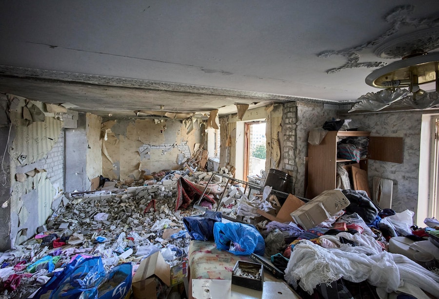 L'interno di un appartamento danneggiato nel luogo in cui la Russia ha sferrato un attacco contro un grattacielo residenziale nel centro di Kharkiv, in Ucraina (EPA)