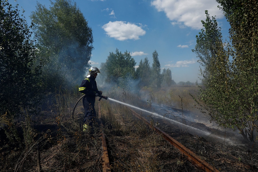 Un pompiere spegne un incendio divampato in seguito agli attacchi con droni russi nella regione di Kiev, Ucraina (REUTERS)