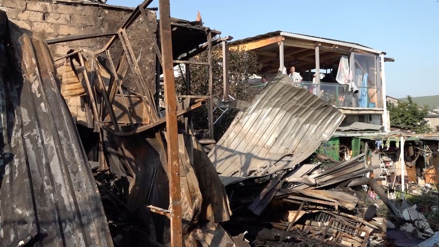 Un'abitazione privata danneggiata a seguito di un attacco avvenuto durante la notte, definito dalle autorità locali come un attacco con droni ucraini a Novorossiysk, in Russia (via REUTERS)