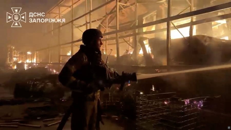 Il personale dei servizi di emergenza è al lavoro per spegnere un incendio divampato in un negozio di ferramenta a seguito di quello che, secondo quanto dichiarato dal governatore regionale, sarebbe stato un attacco con droni russi a Zaporizhzhia, in Ucraina (via REUTERS)