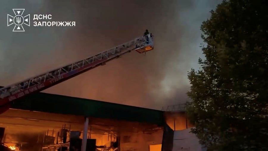 Il personale dei servizi di emergenza è al lavoro per spegnere un incendio divampato in un negozio di ferramenta, a seguito di quello che il governatore regionale ha definito un attacco con droni russi a Zaporizhzhia, in Ucraina (via REUTERS)