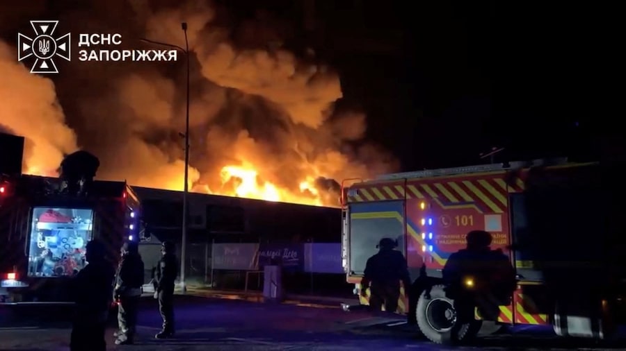 I soccorritori sono al lavoro per spegnere l'incendio divampato in un negozio di ferramenta a seguito di quello che, secondo quanto dichiarato dal governatore regionale, sarebbe stato un attacco con droni russi a Zaporizhzhia, in Ucraina (via REUTERS)