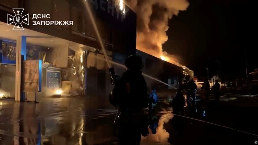 I soccorritori sono al lavoro per spegnere l'incendio divampato in un negozio di ferramenta a seguito di quello che, secondo quanto dichiarato dal governatore regionale, sarebbe stato un attacco con droni russi a Zaporizhzhia, in Ucraina (via REUTERS)