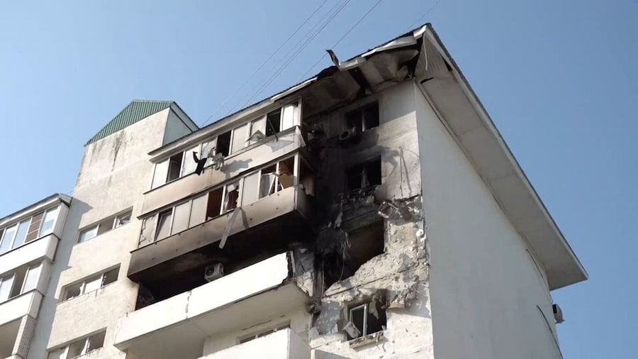 Un condominio danneggiato a seguito di un attacco avvenuto durante la notte, definito dalle autorità locali come un attacco con droni ucraini a Novorossiysk, in Russia (via REUTERS)