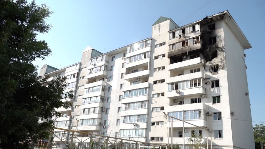 Un condominio danneggiato a seguito di un attacco avvenuto durante la notte, definito dalle autorità locali come un attacco con droni ucraini a Novorossiysk, in Russia (via REUTERS)