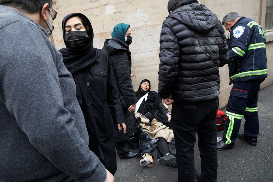 Una foto scattata da Yalda Moaiery, condannata a 15 anni di reclusione per la sua attività giornalistica in Iran, ritrae una donna ferita durante il conflitto di 40 giorni tra Stati Uniti, Israele e l’Iran, a Teheran, in Iran, tra marzo e aprile 2026. Al centro del caso di Moaiery ci sono le immagini che ha scattato durante i raid aerei statunitensi e israeliani in Iran. Yalda Moaiery/Foto fornita da REUTERS   (via REUTERS)