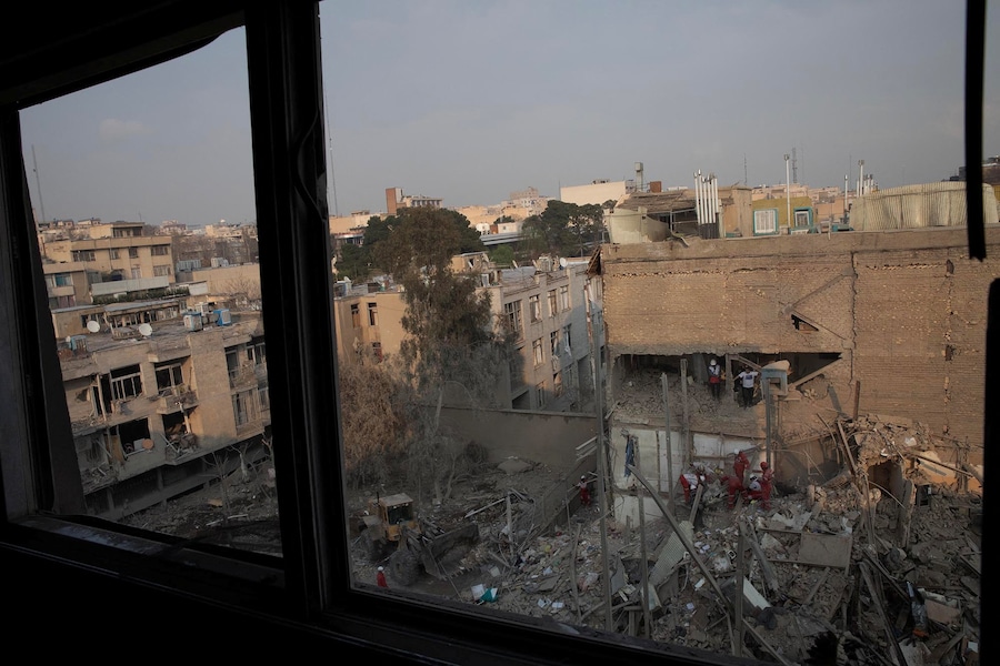 Una foto scattata da Yalda Moaiery, condannata a 15 anni di reclusione per la sua attività di giornalista in Iran, mostra i soccorritori al lavoro sul luogo di un attacco sferrato durante il conflitto di 40 giorni tra Stati Uniti, Israele e Iran, a Teheran, in Iran, tra marzo e aprile 2026. Al centro del caso di Moaiery ci sono le immagini che ha scattato durante gli attacchi aerei statunitensi e israeliani in Iran. Yalda Moaiery/Foto fornita tramite REUTERS   (via REUTERS)