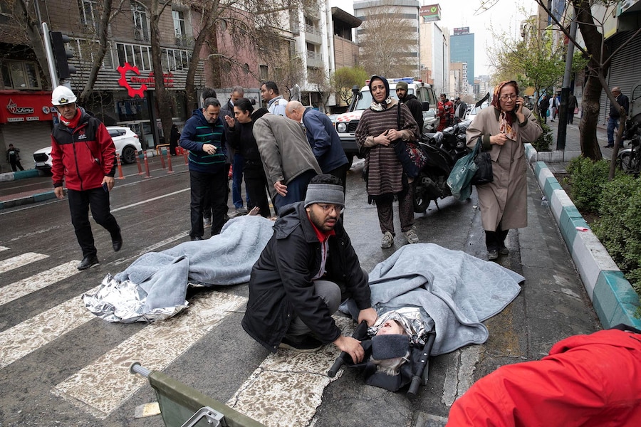 Una foto scattata da Yalda Moaiery, condannata a 15 anni di reclusione per la sua attività di giornalista in Iran, ritrae alcune persone accanto alle vittime all’indomani di un attacco sferrato durante il conflitto di 40 giorni tra Stati Uniti, Israele e Iran, a Teheran, in Iran, marzo-aprile 2026. Al centro del caso di Moaiery ci sono le immagini che ha scattato durante gli attacchi aerei statunitensi e israeliani in Iran. Yalda Moaiery/Foto fornita tramite REUTERS (via REUTERS)