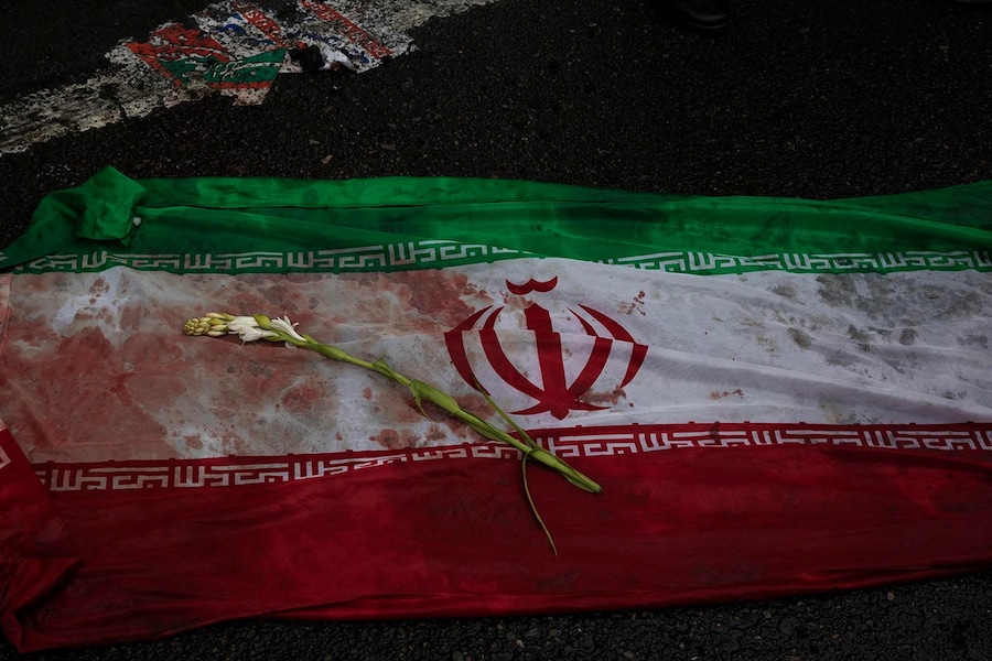 Una foto scattata da Yalda Moaiery, condannata a 15 anni di reclusione per la sua attività di giornalista in Iran, mostra un fiore posato su una bandiera iraniana macchiata di sangue all’indomani di un attacco sferrato durante il conflitto di 40 giorni tra Stati Uniti, Israele e Iran, a Teheran, in Iran, marzo-aprile 2026. Al centro del caso di Moaiery ci sono le immagini che ha scattato durante gli attacchi aerei statunitensi e israeliani in Iran. Yalda Moaiery/Foto fornita tramite REUTERS (via REUTERS)
