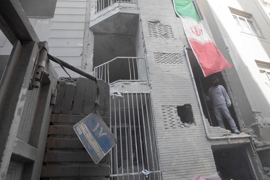 Una foto scattata da Yalda Moaiery, condannata a 15 anni di reclusione per la sua attività di giornalista in Iran, ritrae un uomo che si affaccia da un edificio danneggiato sul luogo di un attacco sferrato durante il conflitto di 40 giorni tra Stati Uniti, Israele e Iran, a Teheran, in Iran, marzo-aprile 2026. Al centro del caso di Moaiery ci sono le immagini che ha scattato durante gli attacchi aerei statunitensi e israeliani in Iran. Yalda Moaiery/Foto fornita tramite REUTERS   (via REUTERS)