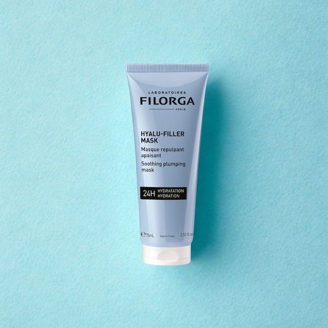 FILORGA Hyalu-Filler Mask, rimpolpante e lenitiva pensata per restituire freschezza alla pelle. Con un’azione idratante fino a 24 ore, si inserisce nella nuova visione della skin longevity: non solo correggere i segni del tempo, ma preservare nel tempo qualità cutanea e luminosità.