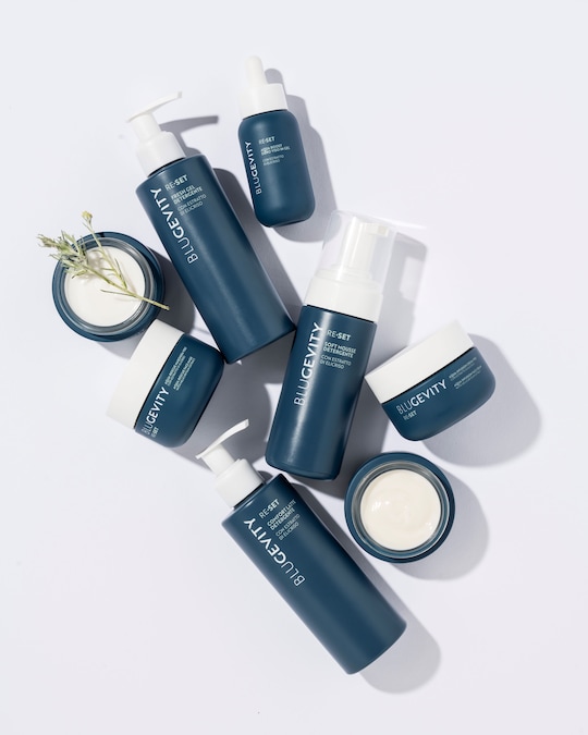 BLUEGEVITY LINEA RE-SET . Una linea di skincare che sostiene i meccanismi di autoriparazione cellulare, favorisce l’equilibrio del microbiota cutaneo e aiuta a contrastare l’infiammazione, preparando la pelle a ritrovare vitalità e benessere.